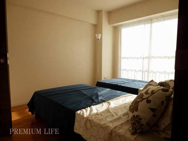 Non-living room. The main bedroom and is equipped with a bet