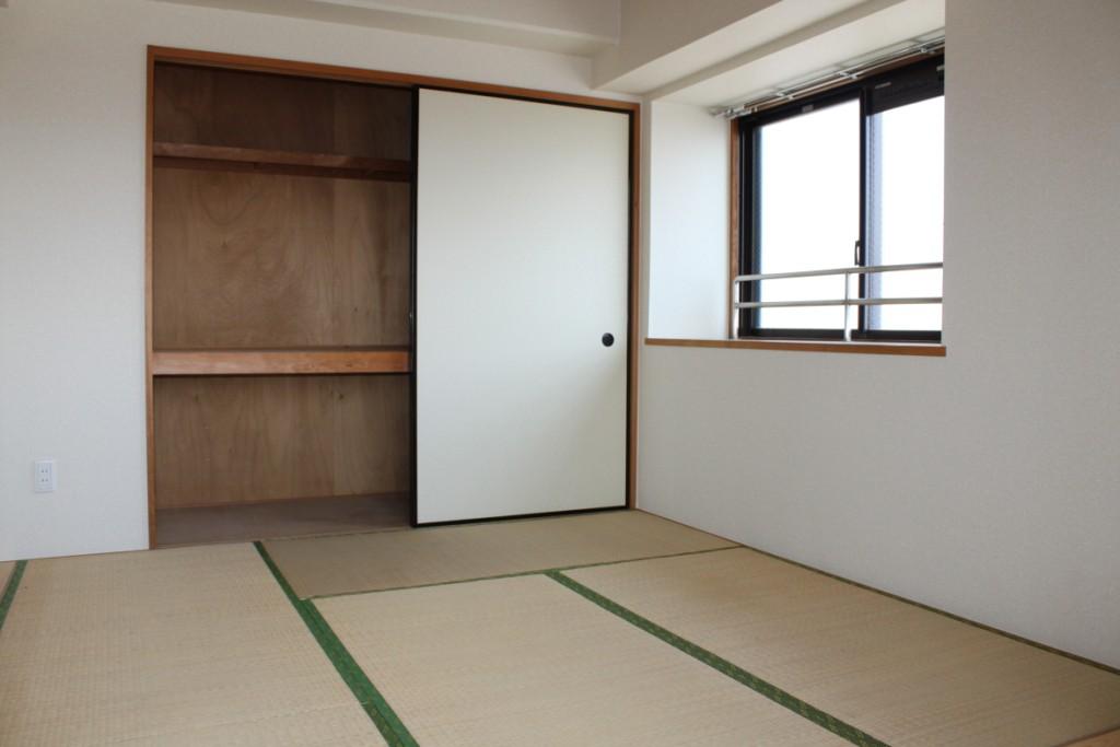 Living and room. Bright Japanese-style room in the two-sided lighting