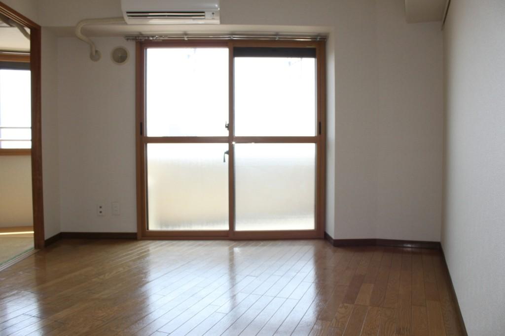 Living and room. Good Western-style per yang