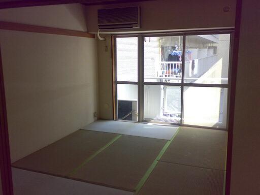 Living and room. 6-mat Japanese-style room (change consultation in Western-style room)