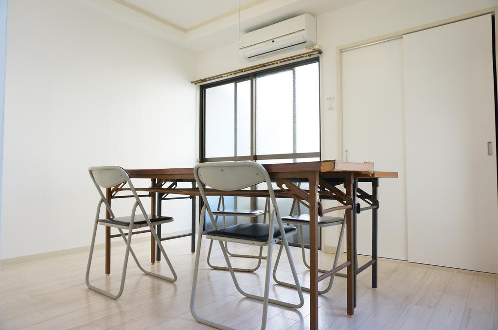 Other room space. Beautiful Western-style! (At the desk I do not care)