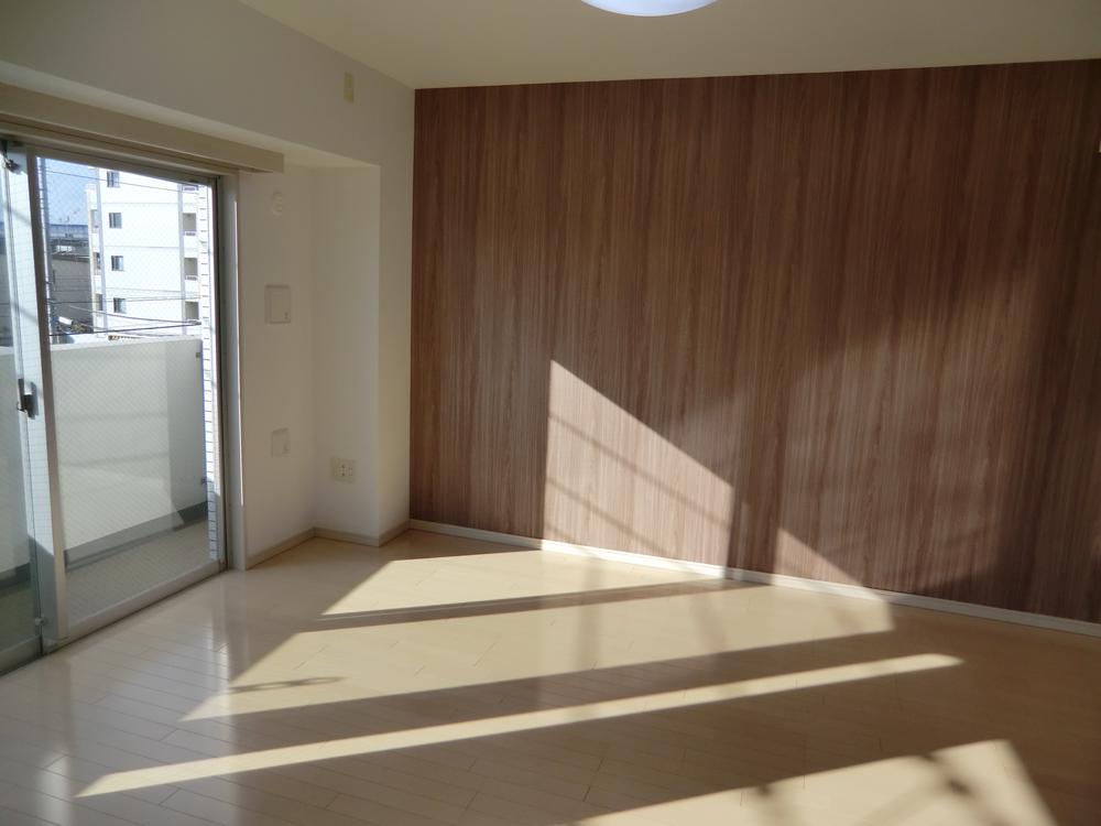 Living. Yang per good living as you can see,, Very cozy and looks good. further, Living is equipped with floor heating.