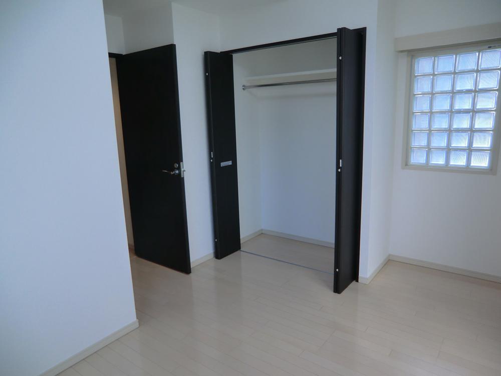 Non-living room. South, east, North three-sided lighting Western 6.7 Pledge. Stylish glass block lighting is on the north side of the wall. It is with lighting equipment.