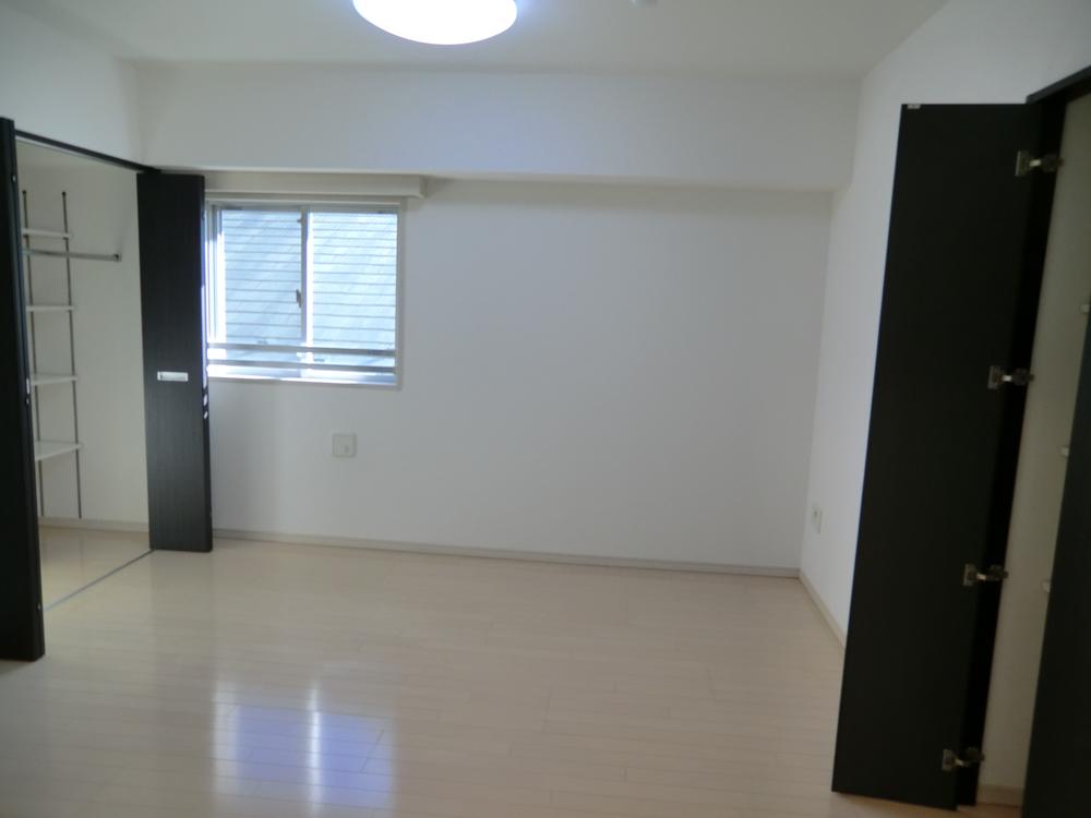 Non-living room. Storage rich Western-style 6 Pledge. Step without partition the sliding door from LDK. There is a window on the south side. Here also lighting fixtures with.