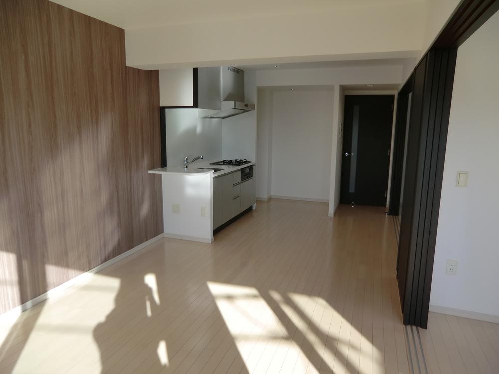 Living. This is, It reflects the LDK from west balcony.