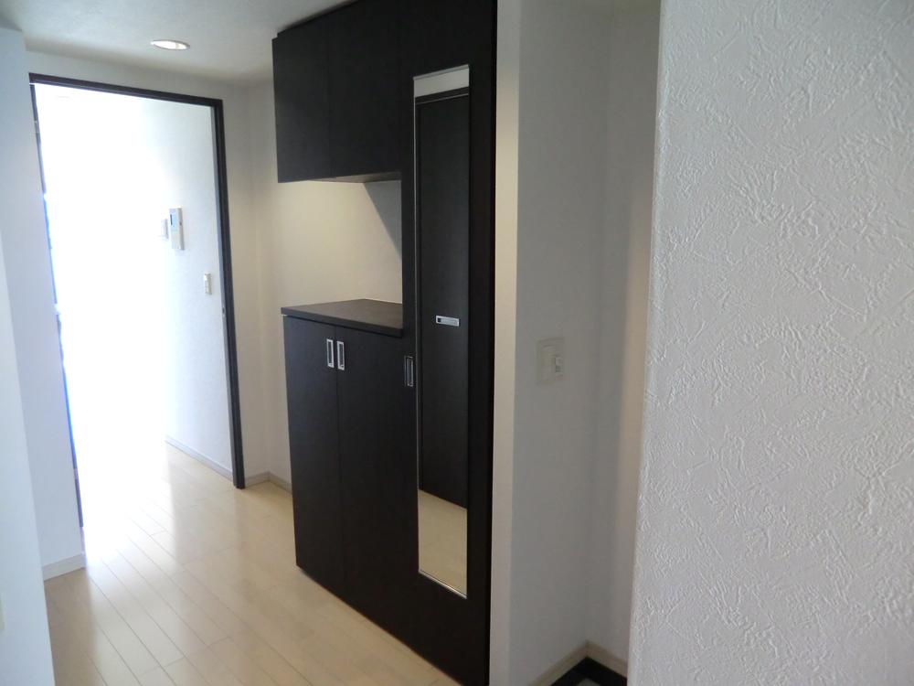 Other introspection. Overlooking the LDK from the front door. Located in the shoe box on the right-hand side. I, bright rooms.