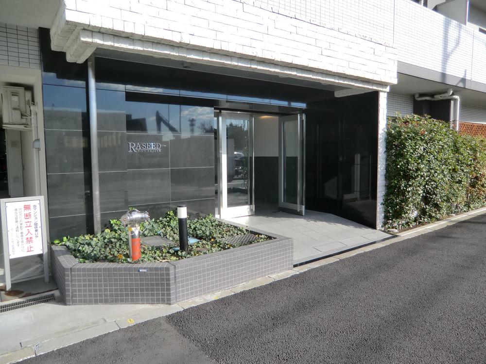 Entrance. Well bright entrance per yang.