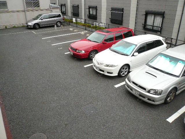 Parking lot. On-site car park Yes ☆ 