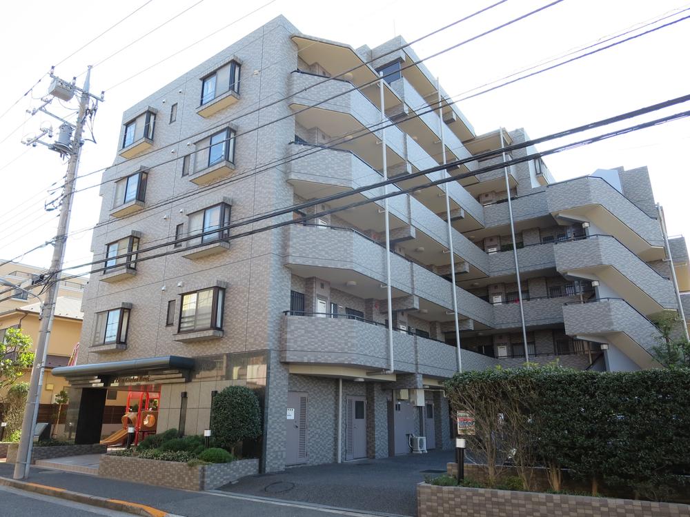 Local appearance photo. Mansion appearance is stuck tile