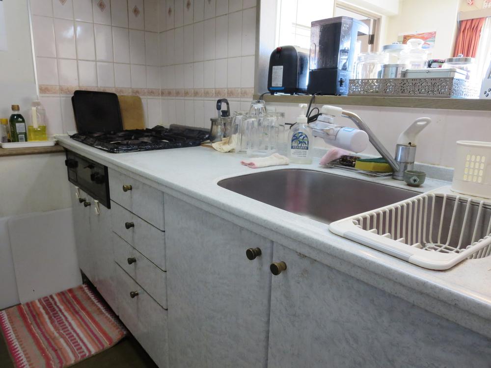 Kitchen. Kitchen is the face-to-face counter kitchen