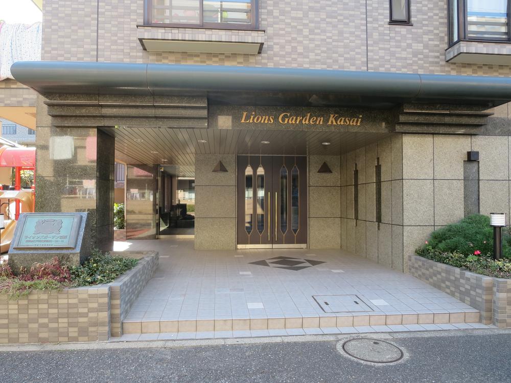 Entrance. Feeling of luxury entrance