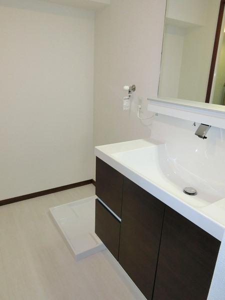 Wash basin, toilet. Indoor (11 May 2013) Shooting