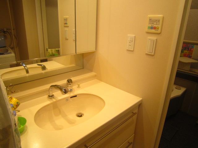 Wash basin, toilet. Indoor (12 May 2013) Shooting