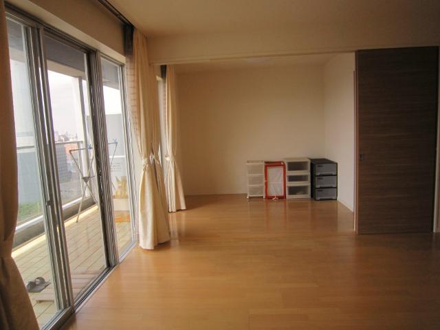 Living. About 22 tatami mats in the living dining kitchen, You can also to take advantage as 3LDK.