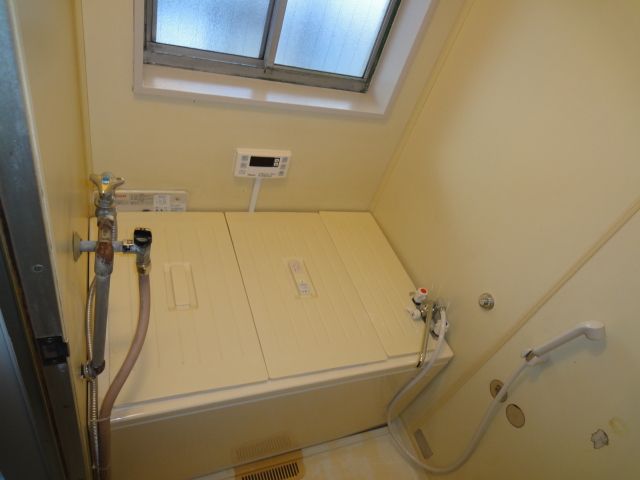 Bath. Furnished Home Appliances