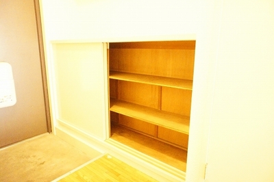 Entrance. There is a shoe box in the entrance side