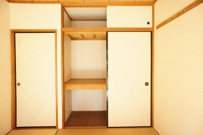 Living and room. There is between the storage on the balcony side Japanese-style room 1