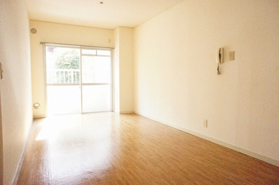 Living and room. Entrance is the side of the Western-style. There is between the housing 1.