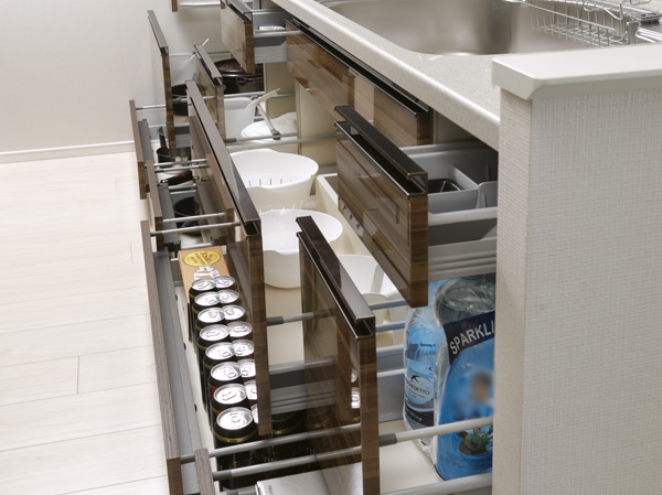 Kitchen.  [Blum, Inc. full extension rail] Austria pulled out smoothly all the way back in the drawer ・ Adopted Blum made a full-extension rail. further, Because it has a built-in Blu-motion function, Mechanism work in front of swiftly closed, Soften the impact, Slowly and gently pull. (Except for the spice rack) ※ Same specifications