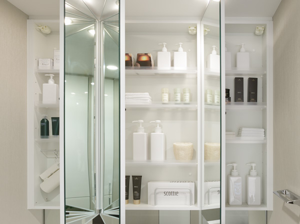 Bathing-wash room.  [Three-sided mirror with vanity] It has adopted a three-sided vanity with a mirror with the combined three-sided mirror under mirror for children's eyes. Ensure the storage rack on the back side of the three-sided mirror. You can organize clutter, such as skin care and hair care products. Also storage rack is clean and maintain because it is clean and remove.  ※ Same specifications