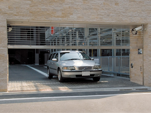 Security.  [Electric shutter gate (with private remote control)] The entrance of the parking lot, It established the electric shutter gate to increase the safety and crime prevention. Open the shutter gate with a dedicated remote control, Since it closes automatically, You can operate without having to get down from the car.  ※ Same specifications
