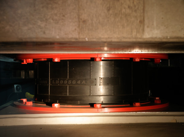 earthquake ・ Disaster-prevention measures.  [Earthquake in advanced technology ・ Adopt a seismic isolation structure in consideration of the durability] Adopt an intermediate seismic isolation structure in which a base isolation layer between the first and second floors. Since the seismic isolation device using a laminated rubber and a damper to absorb the energy of the earthquake, Deformation of the building, Suppress the swing. The adoption of the seismic isolation structure, Difficult, such as the fall furniture even at the time of earthquake, Also it reduces risk of injuries.  ※ Laminated rubber, Same specifications