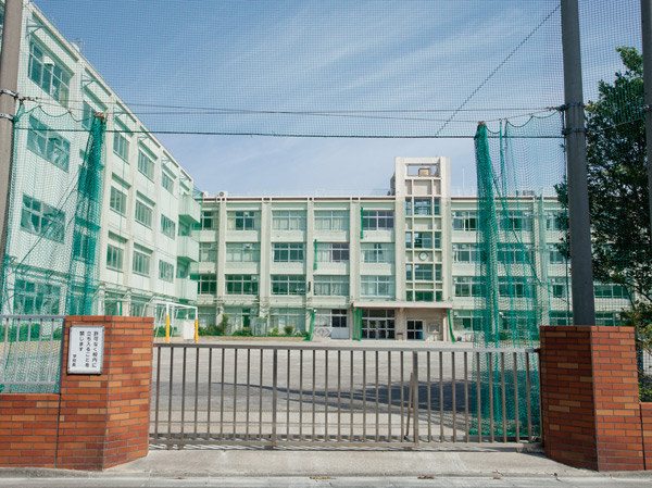 Surrounding environment. Koiwa first junior high school (about 1020m / Walk 13 minutes)