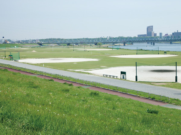 Surrounding environment. Edogawa riverbed Koiwa green space (about 1420m / 18 mins / Bicycle about 8 minutes)