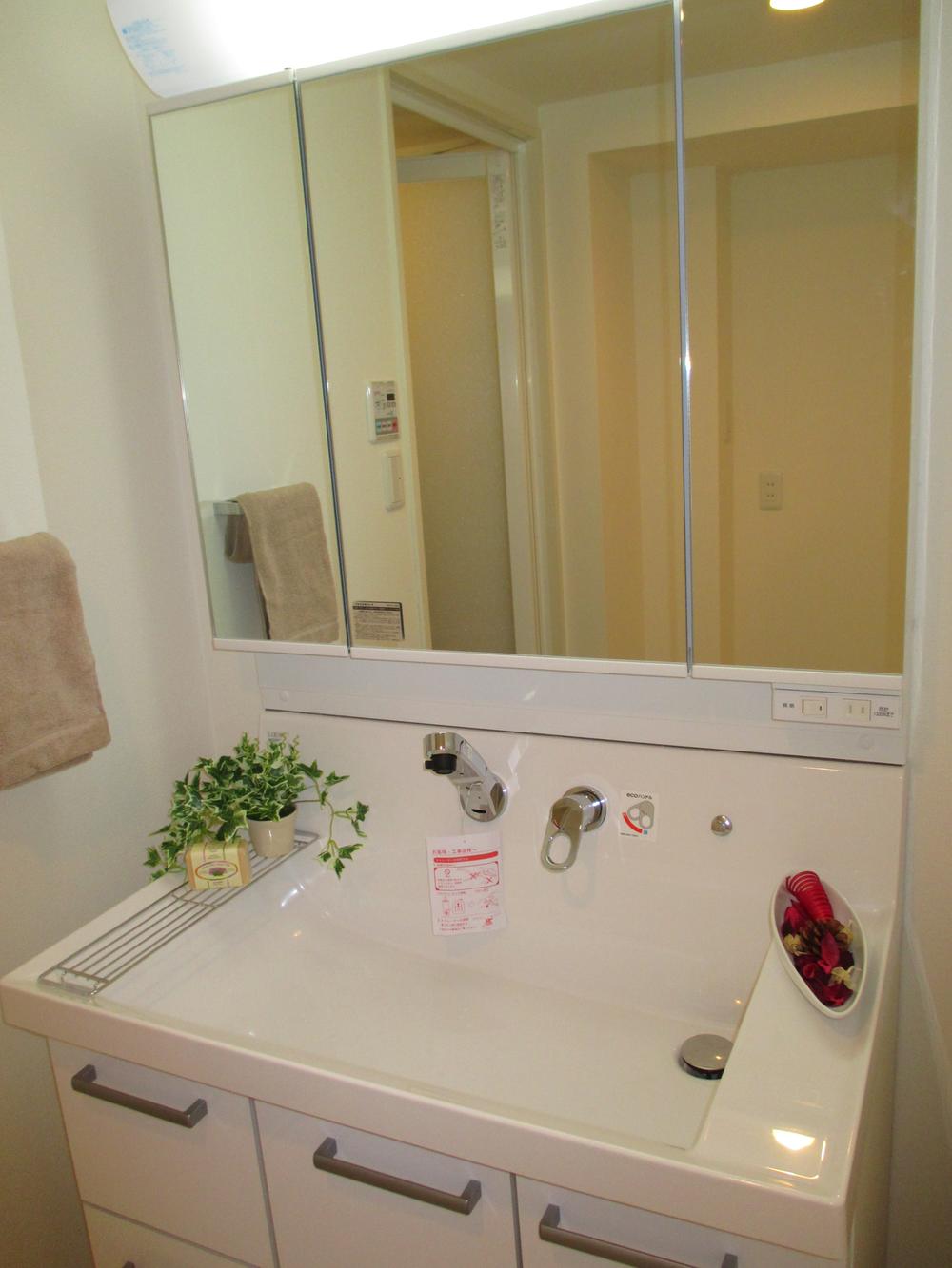 Wash basin, toilet. Indoor (September 2013) Shooting