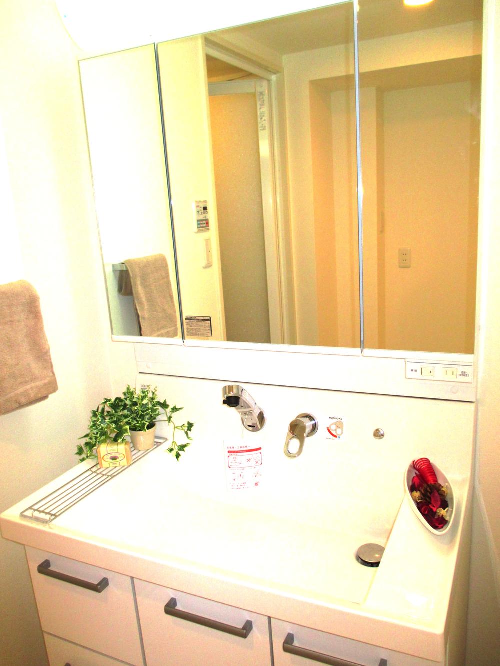 Wash basin, toilet. Three-sided mirror × Shower Faucets