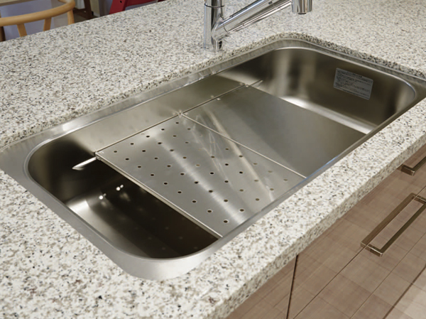 Kitchen.  [Efficient ・ Adopt a "utility sink" to fulfill a comfortable cooking space] The new idea to use separately in the sink a three-layer, It has achieved a functional kitchen. Also a width of about 90cm wide sink of long vegetables also wash you comfortably such as burdock.  ※ Will include some options in what was taken in August 2013 in the following all posted of amenities is 80Ea type (menu plan) and 95Dr type (sale already). Yes (application deadline, Some paid)