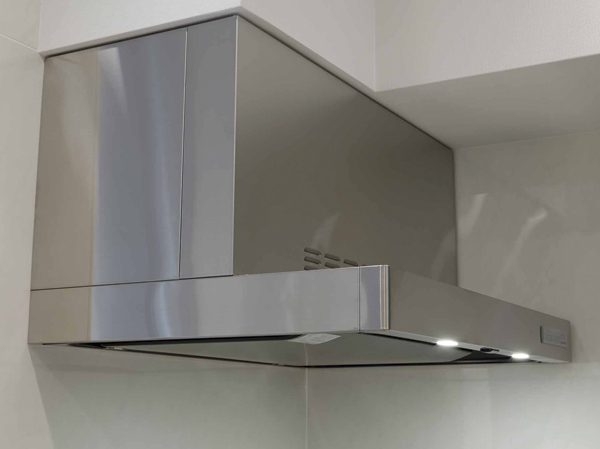 Kitchen.  [Cleanability ・ Design highly stainless range hood] It employs a stainless steel body that stylish and there is also a feeling of luxury. Inside it is wiped off dirt easily with enamel processing. Also, Energy-saving design which adopted the embedded type of LED lighting.