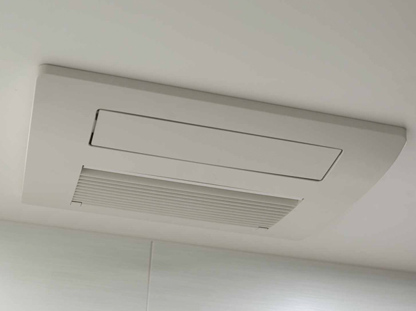 Bathing-wash room.  [Bathroom heating dryer] Drying, such as the bathroom heating dryer equipped with the various functions of the laundry at the time of ventilation and rain after bathing has been standard equipment.