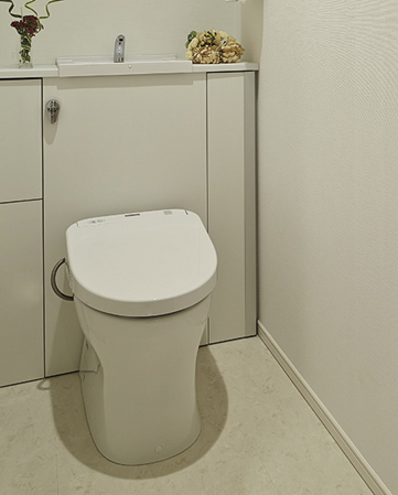 Bathing-wash room.  [Auto-cleaning function with system toilet] Toilet drifting texture on storing tank and the cabinet. It was also provided side storage that can organize the cleaning tool. High multi-function remote control of the design is also provided as standard.  ※ Except 90 sq m or more types with roof balcony