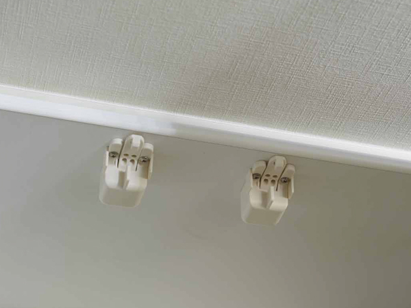 earthquake ・ Disaster-prevention measures.  [Claws for seismic latch shelves captive] So as not to jump out the stored items in the shaking of an earthquake, Install the seismic latch on the back counter shelf cupboard door in the kitchen, In addition we have established the captive for the nail so that it does not come off the shelves.