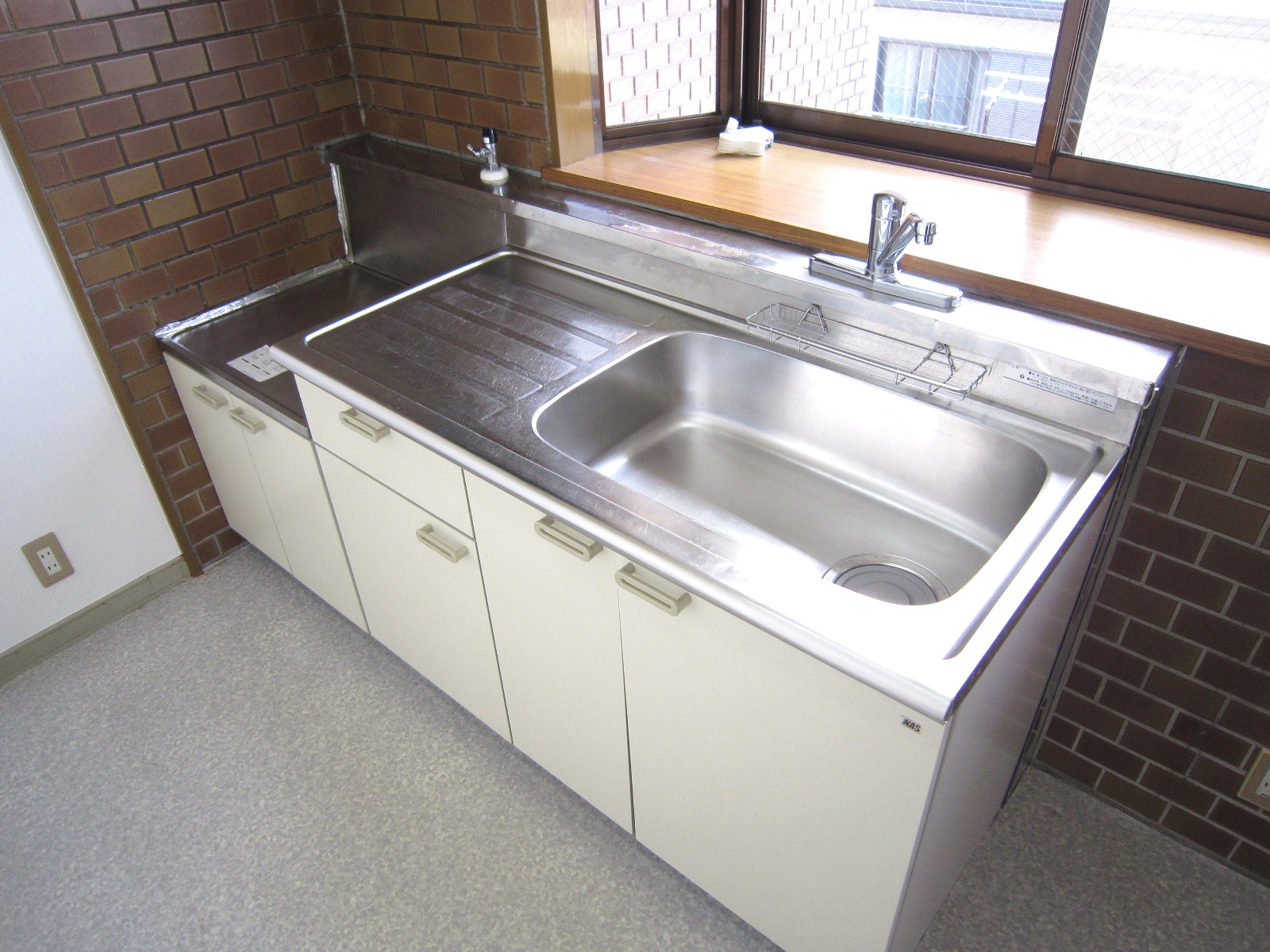 Kitchen. Bay window with lighting of good!