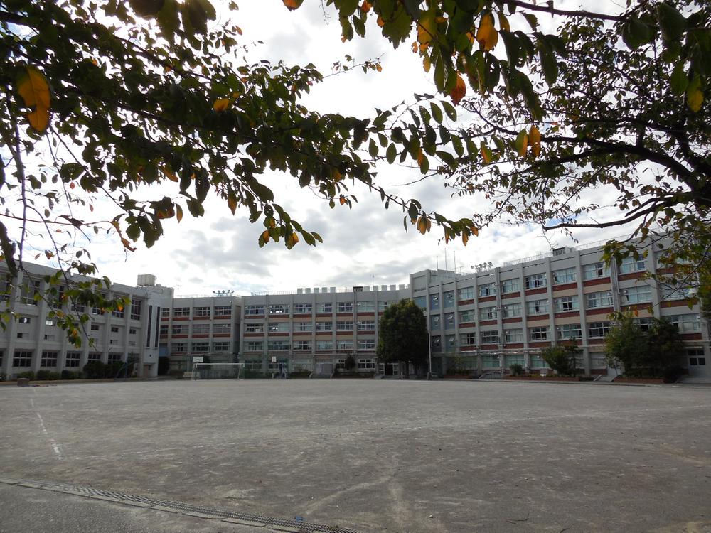 Junior high school. 762m to Edogawa Ward Koiwa second junior high school