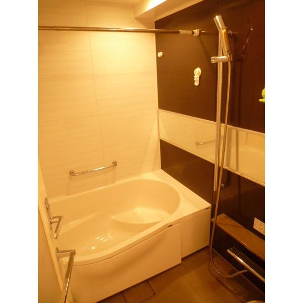 Bathroom. 1400 × 1800 Spacious bathroom