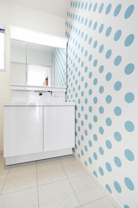 Wash basin, toilet. It reduces the cloudy instantly without the use of electricity. Since suppress cloudy skies with surface coating, There is no waiting time compared to Heater, Forgetting to turn off and does not have. Accent Cross, Playful also plus.