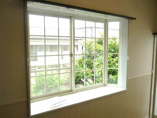 Other. There is a bay window