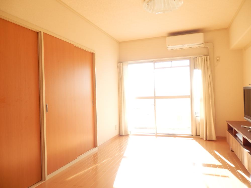 Toilet. Southeast of the bright sunlight is plugged into the room (10 May 2013) Shooting