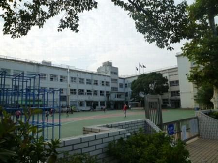 Primary school. 365m to Edogawa falling Koiwa Elementary School