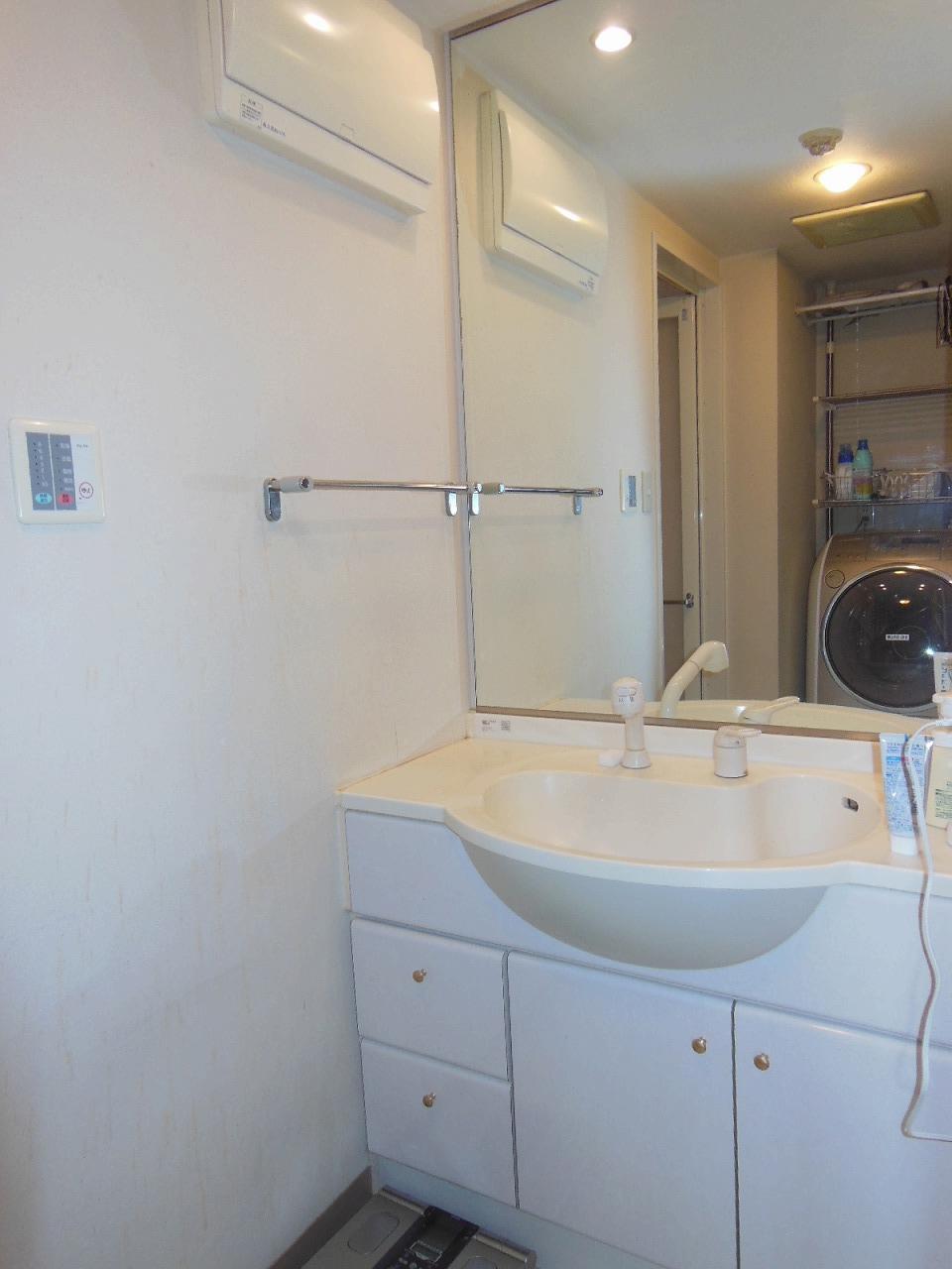 Wash basin, toilet. Indoor (12 May 2013) Shooting