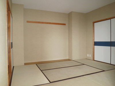 Living and room. What with a large closet in the 6-mat Japanese-style room, which led from the living room