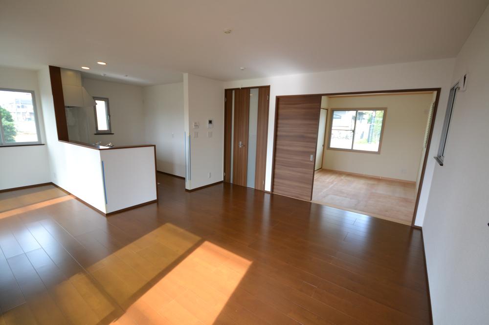 Same specifications photos (living). Seller same specifications construction cases