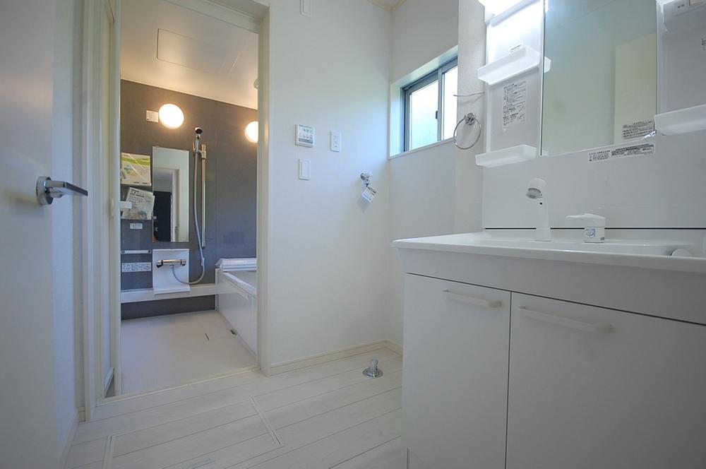 Wash basin, toilet. Seller construction cases