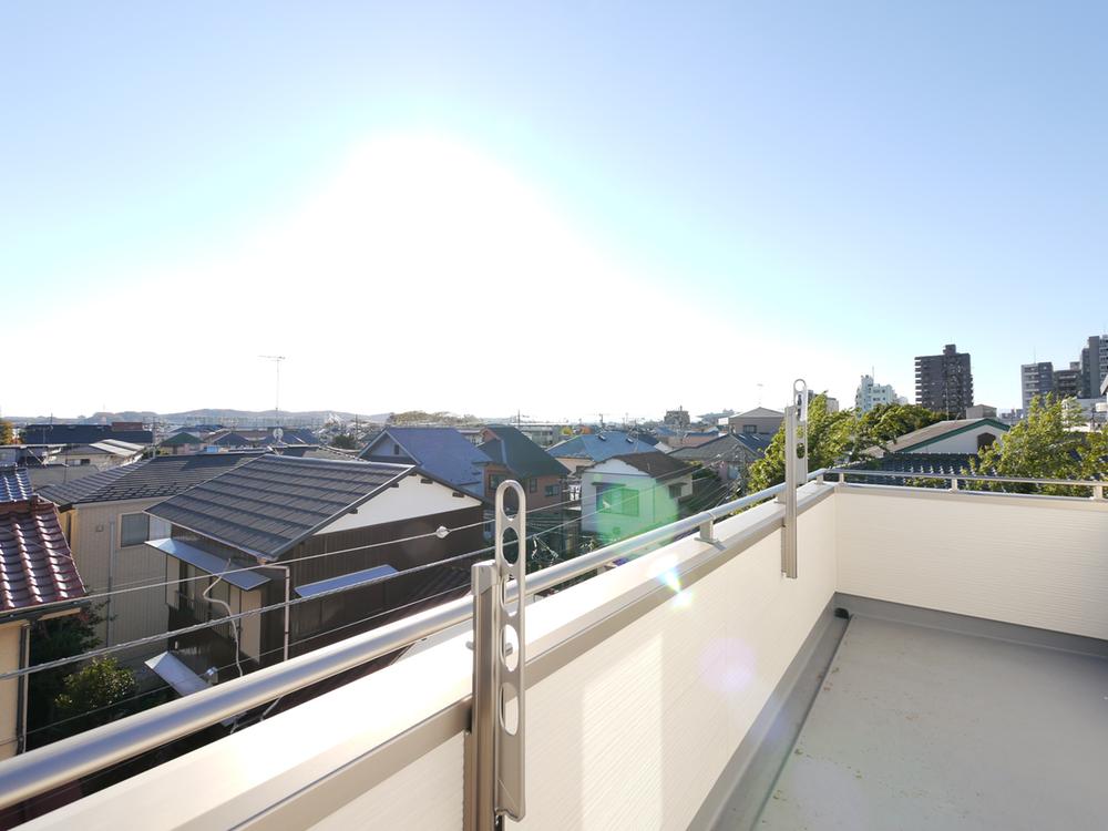 View photos from the dwelling unit. Local (11 May 2013) Shooting