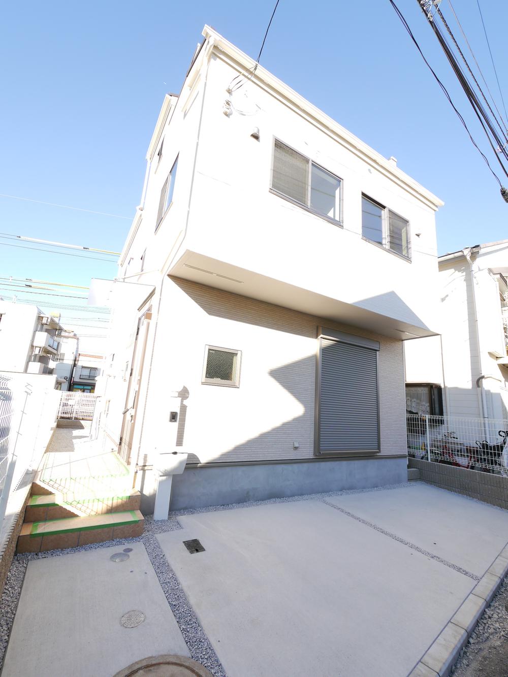 Local photos, including front road. Local (11 May 2013) Shooting