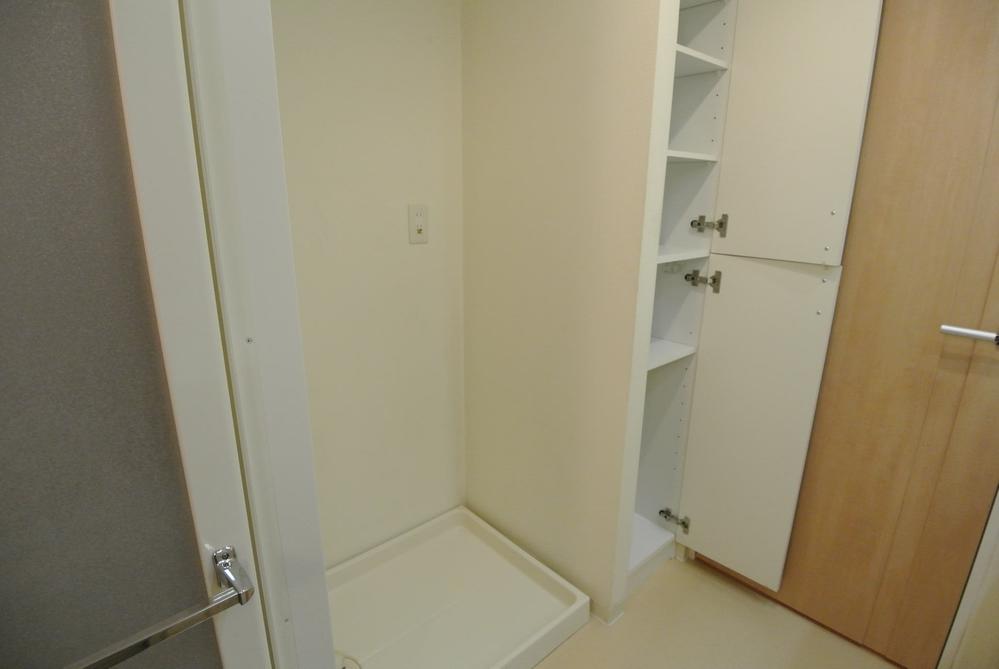 Wash basin, toilet. Interior