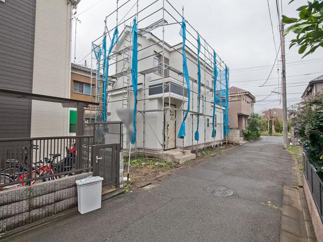 Local photos, including front road. Contact road situation